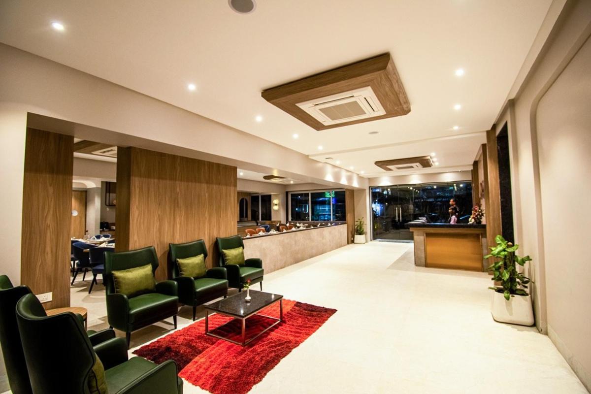 Meritas Aura Resort ロナバラ エクステリア 写真